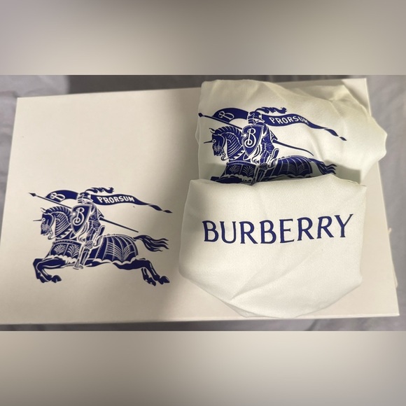 BURBERRY
Chelsea Boot in Walnut-hued leather
Mens EU 44 - Picture 10 of 11